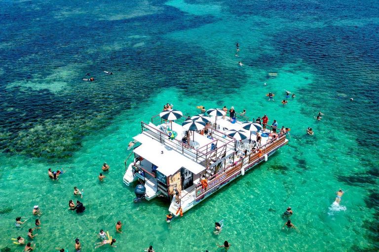Embarcação para as piscinas naturais do seixas